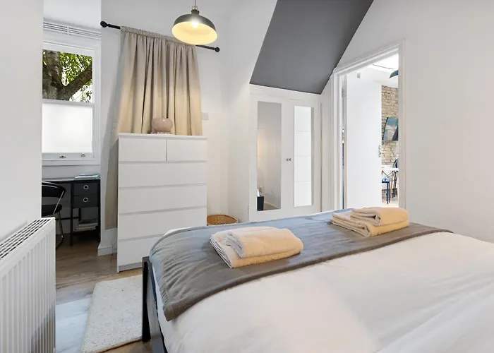 Putney Thames Garden Flat